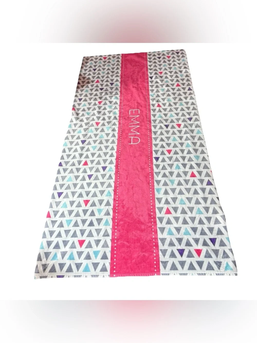 Personalized Emma Beach Towel – Pink & Grey Triangle Pattern – Quick Dry Premium
